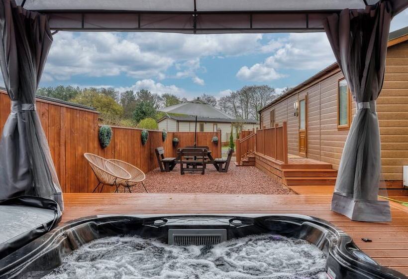 Family Luxury Cabin Retreat With Hot Tub