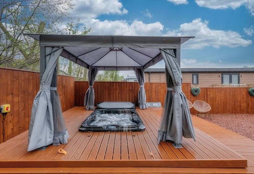 Family Luxury Cabin Retreat With Hot Tub