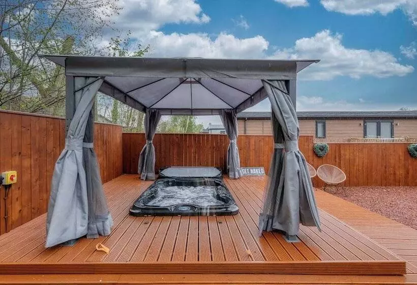 Family Luxury Cabin Retreat With Hot Tub