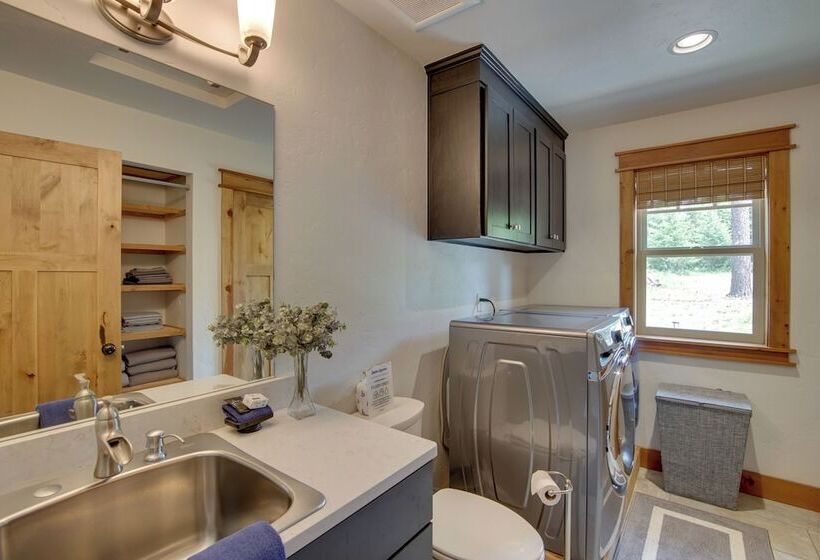 Hot Tub & Fire Pit: Cle Elum Escape!