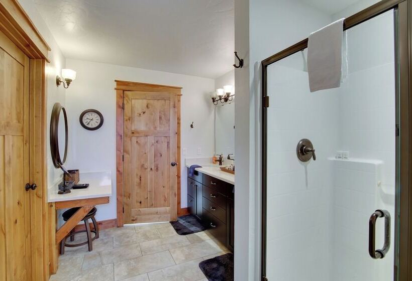 Hot Tub & Fire Pit: Cle Elum Escape!