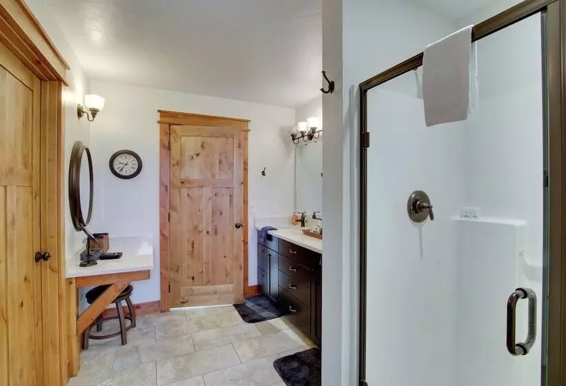 Hot Tub & Fire Pit: Cle Elum Escape!