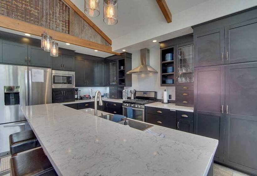 Hot Tub & Fire Pit: Cle Elum Escape!