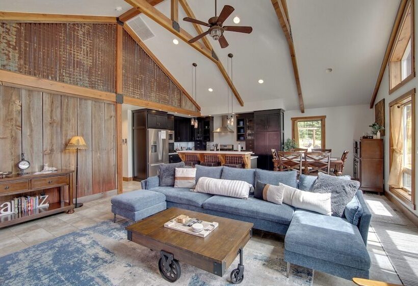 Hot Tub & Fire Pit: Cle Elum Escape!