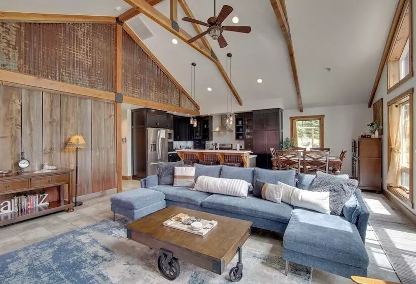 Hot Tub & Fire Pit: Cle Elum Escape!