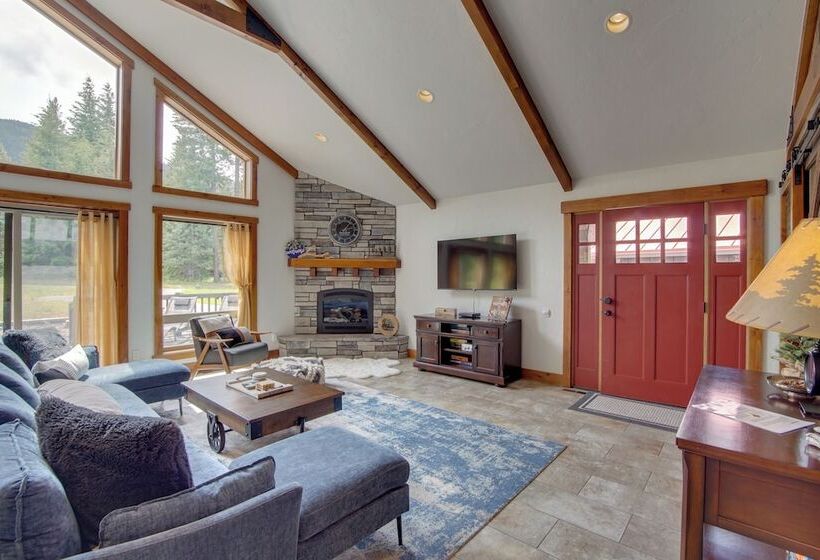 Hot Tub & Fire Pit: Cle Elum Escape!