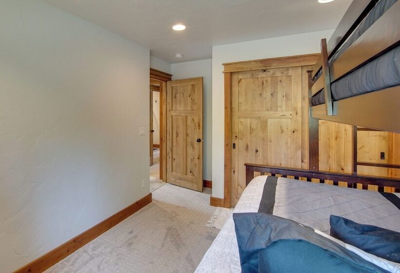 Hot Tub & Fire Pit: Cle Elum Escape!