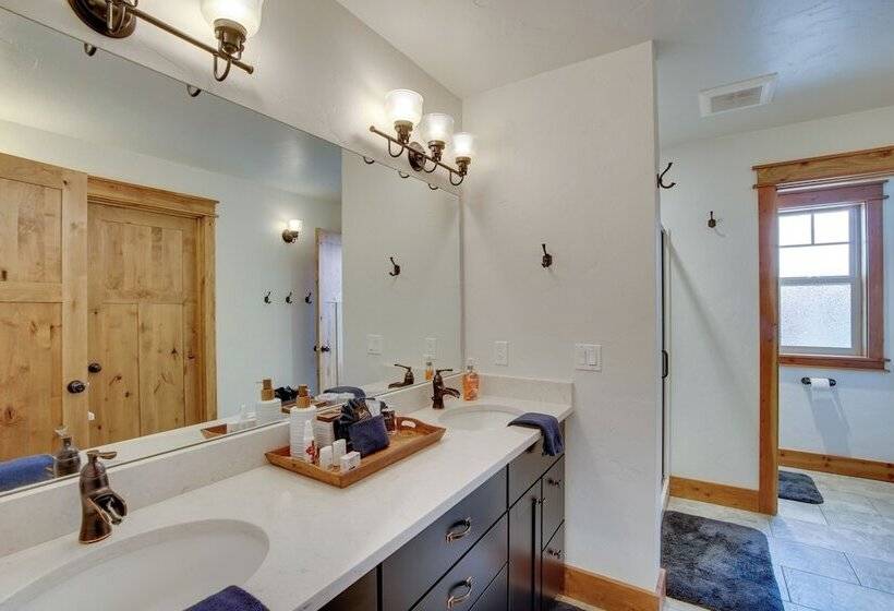 Hot Tub & Fire Pit: Cle Elum Escape!