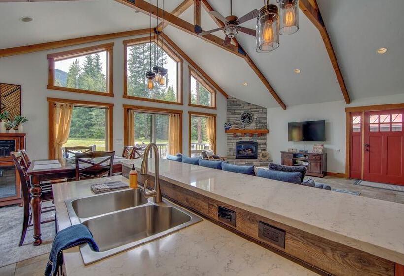 Hot Tub & Fire Pit: Cle Elum Escape!