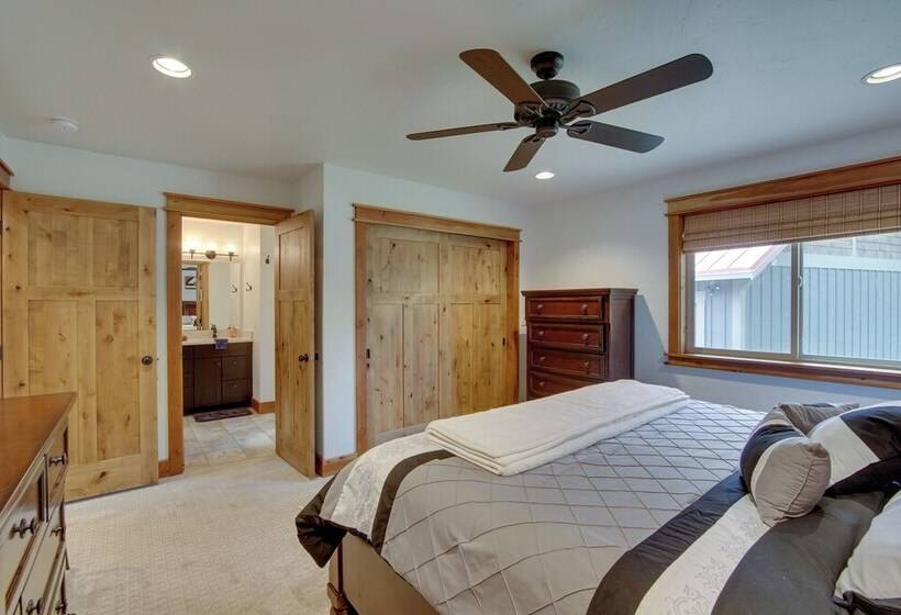 Hot Tub & Fire Pit: Cle Elum Escape!