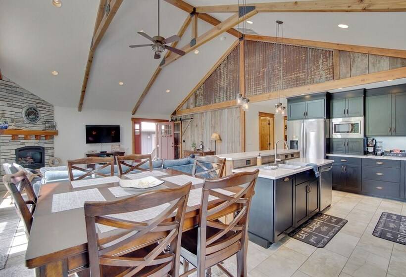 Hot Tub & Fire Pit: Cle Elum Escape!