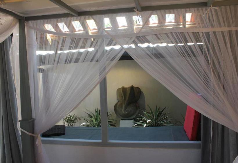 ベッドアンドブレックファースト Eka Beach