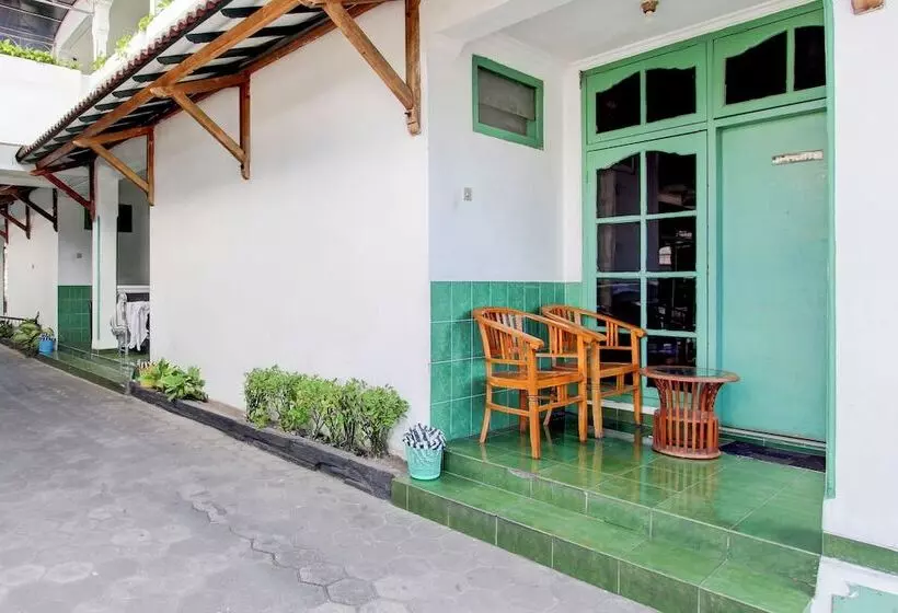 Oyo 94082 Hotel Gurita