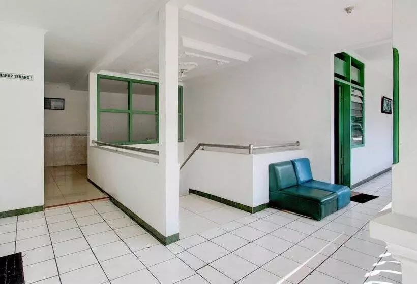 Oyo 94082 Hotel Gurita