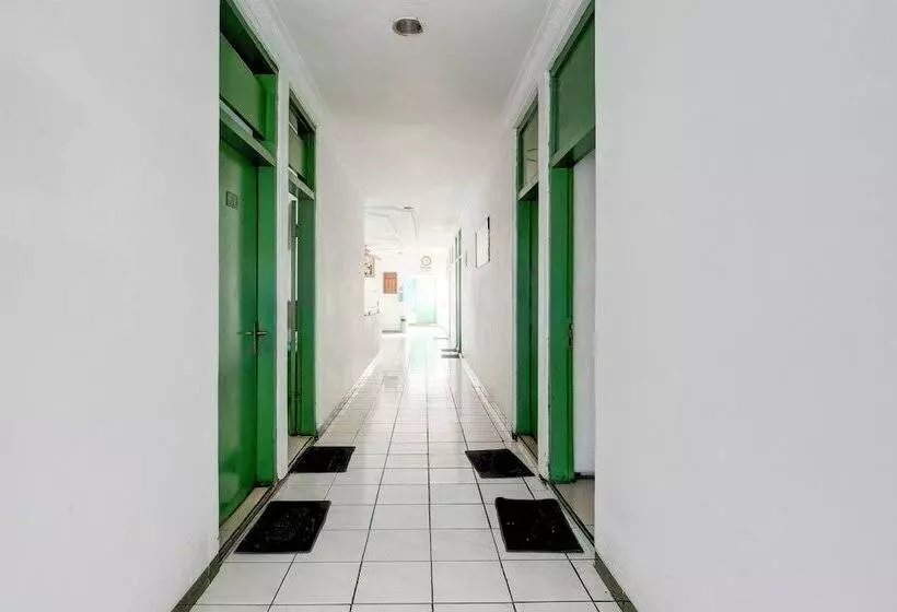 Oyo 94082 Hotel Gurita