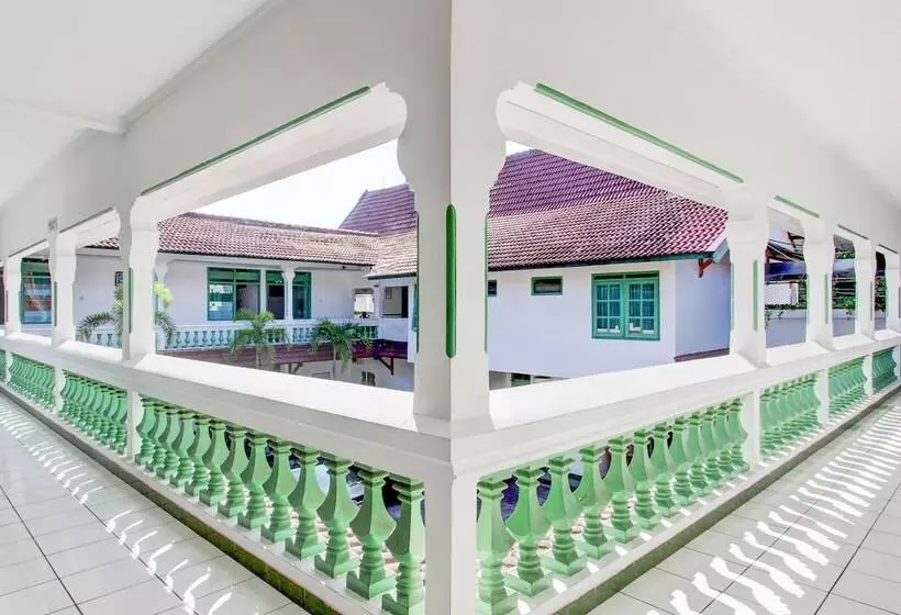 Oyo 94082 Hotel Gurita