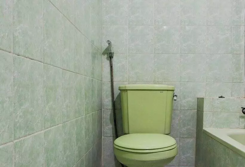 Oyo 94082 Hotel Gurita