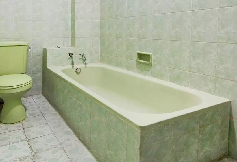 Oyo 94082 Hotel Gurita