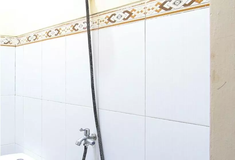 Oyo 94082 Hotel Gurita