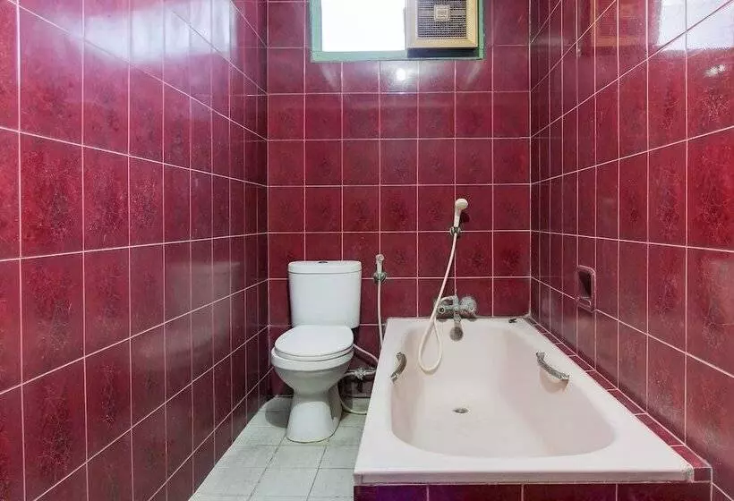 Oyo 94082 Hotel Gurita