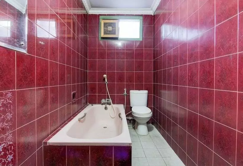 Oyo 94082 Hotel Gurita