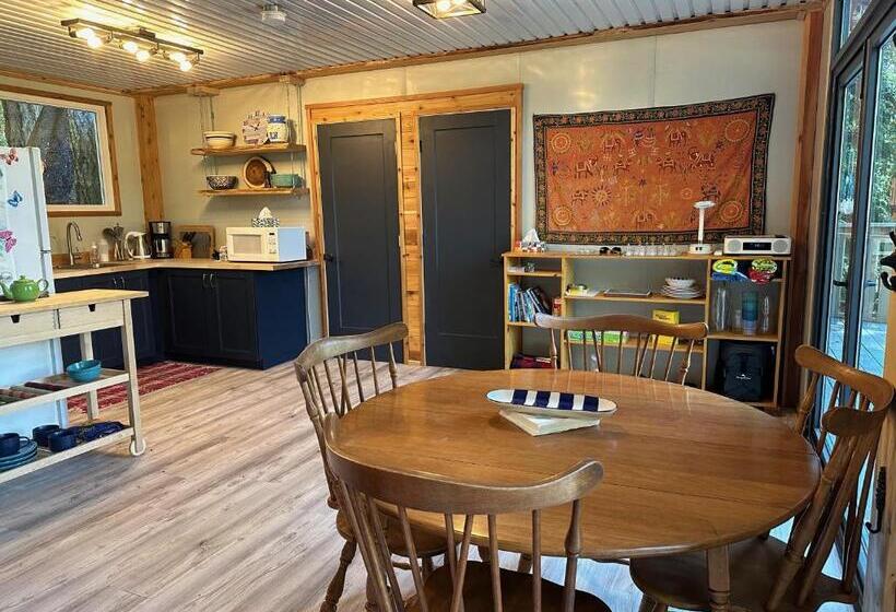 پانسیون Thetis Island Get Away Cottage