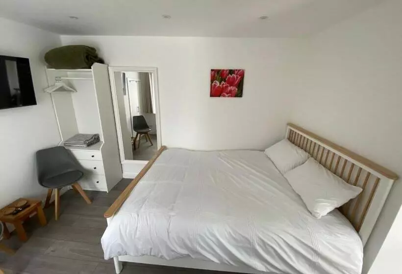 Retkeilymaja The Prince Albert, Whitton