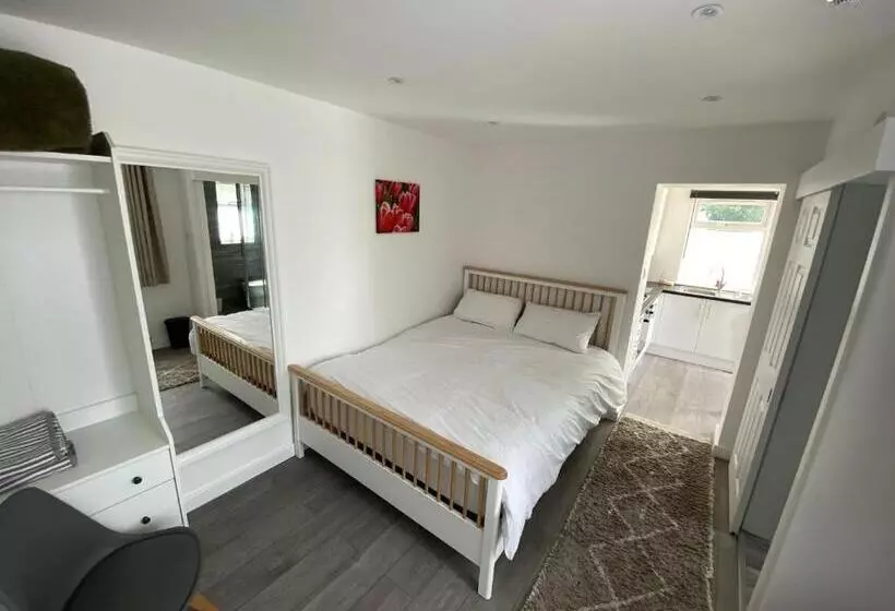 Retkeilymaja The Prince Albert, Whitton