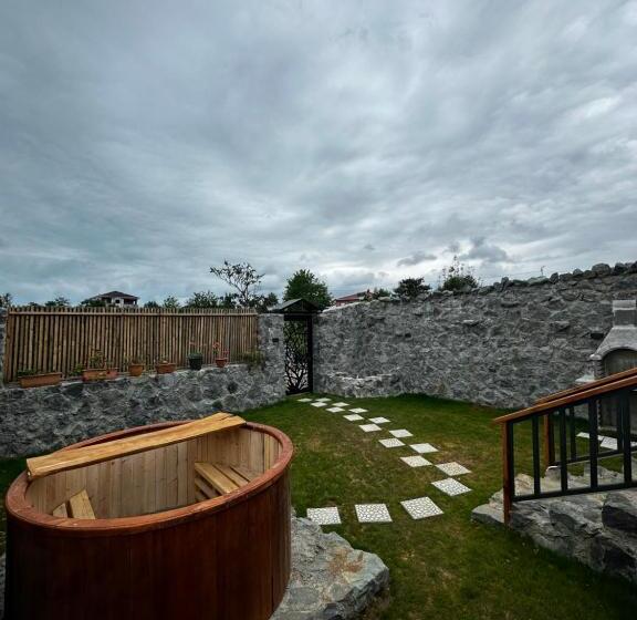 مبيت وإفطار Peleri Suit Bungalow