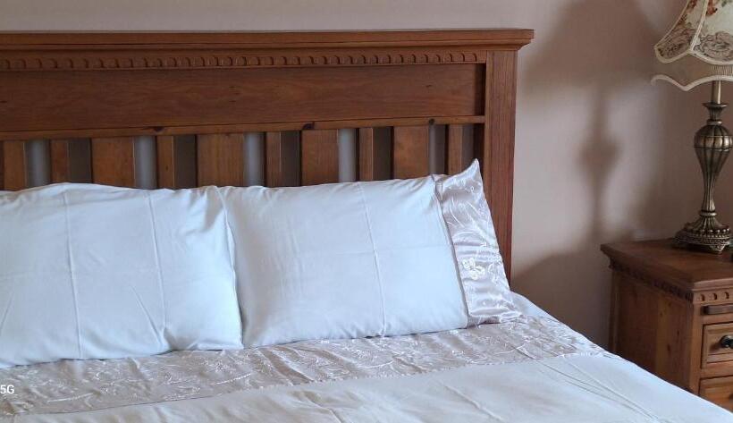 Bed and Breakfast Ballnamona House