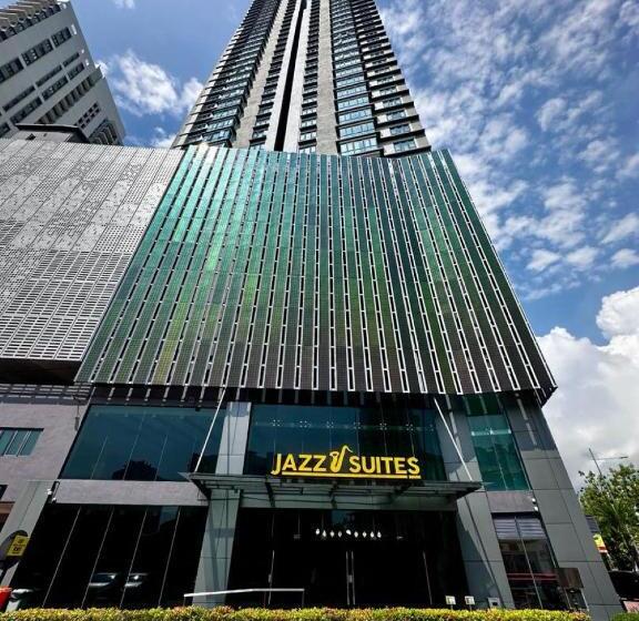 Jazz Suites Pool View With Bathtub   1001