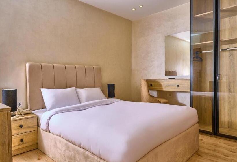 Léo Pâtre Pyramids Hotel Foreiigners Only