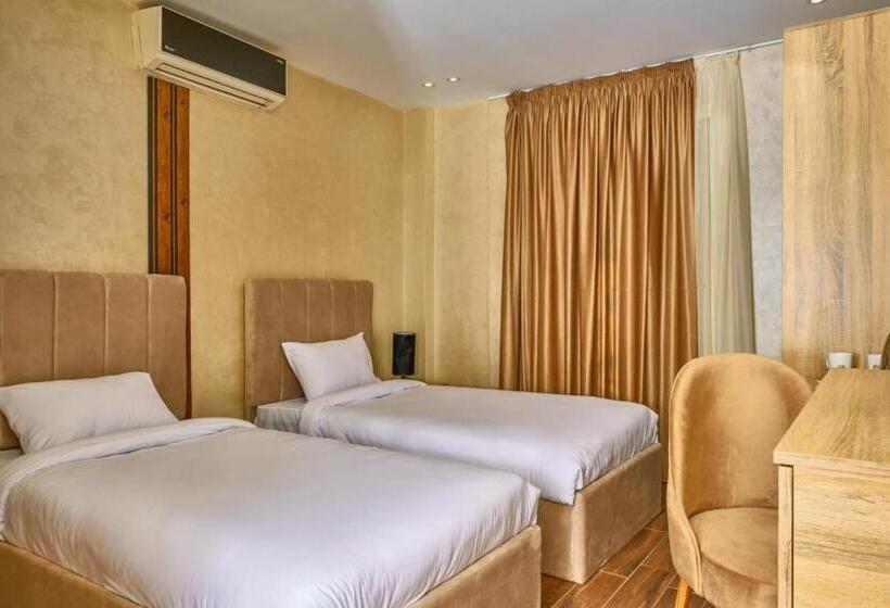 Léo Pâtre Pyramids Hotel Foreiigners Only