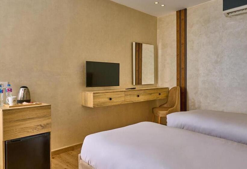 Léo Pâtre Pyramids Hotel Foreiigners Only