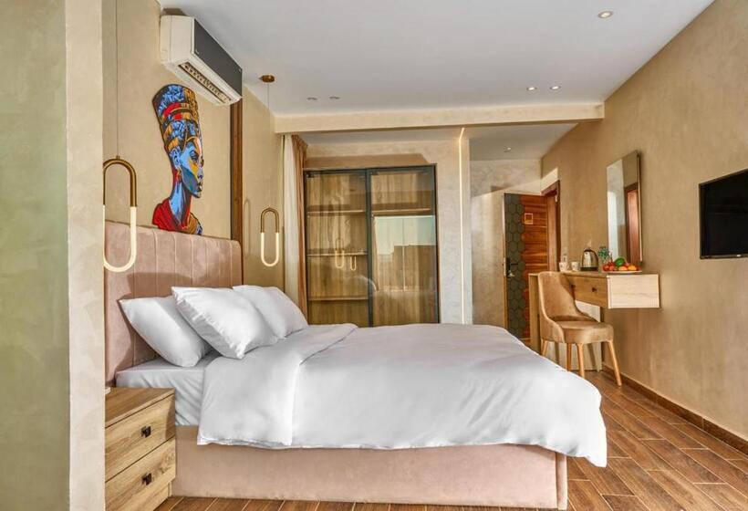 Léo Pâtre Pyramids Hotel Foreiigners Only