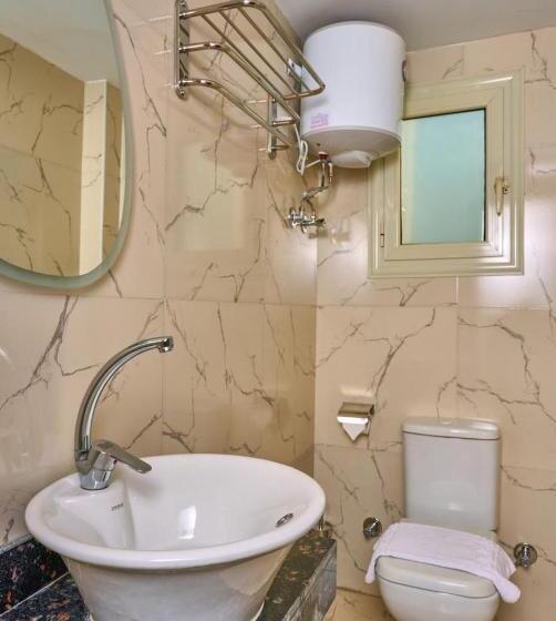 Léo Pâtre Pyramids Hotel Foreiigners Only