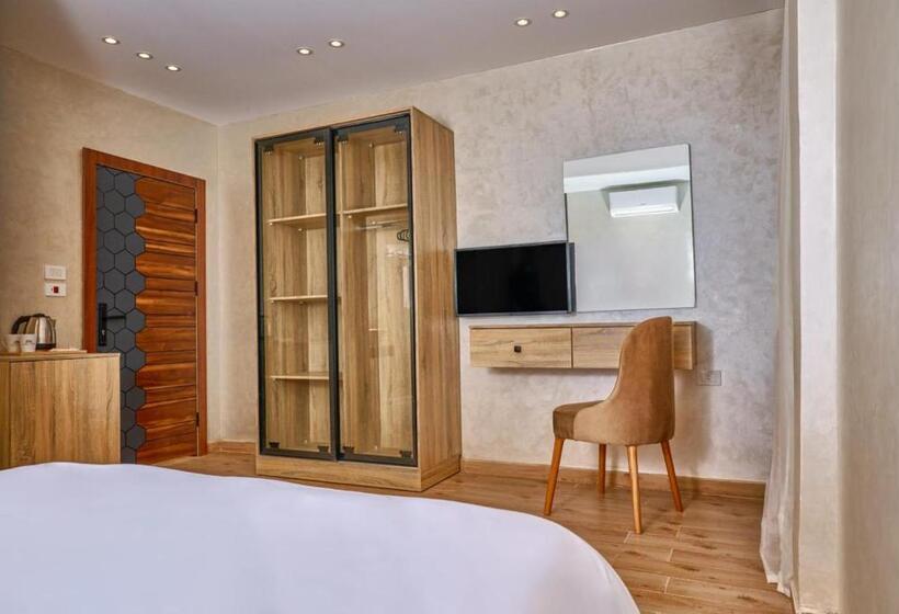 Léo Pâtre Pyramids Hotel Foreiigners Only