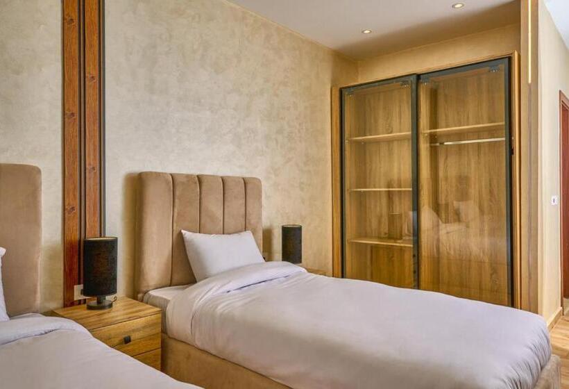 Léo Pâtre Pyramids Hotel Foreiigners Only