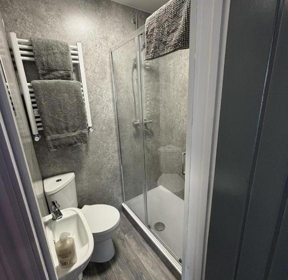 Pansiyon Ensuite Rooms Serviced Accommodation Close To Bae