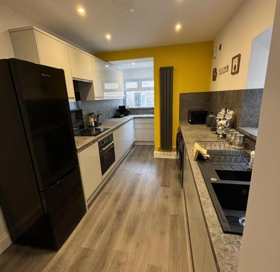 Pansiyon Ensuite Rooms Serviced Accommodation Close To Bae