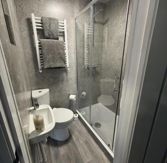 Pansiyon Ensuite Rooms Serviced Accommodation Close To Bae