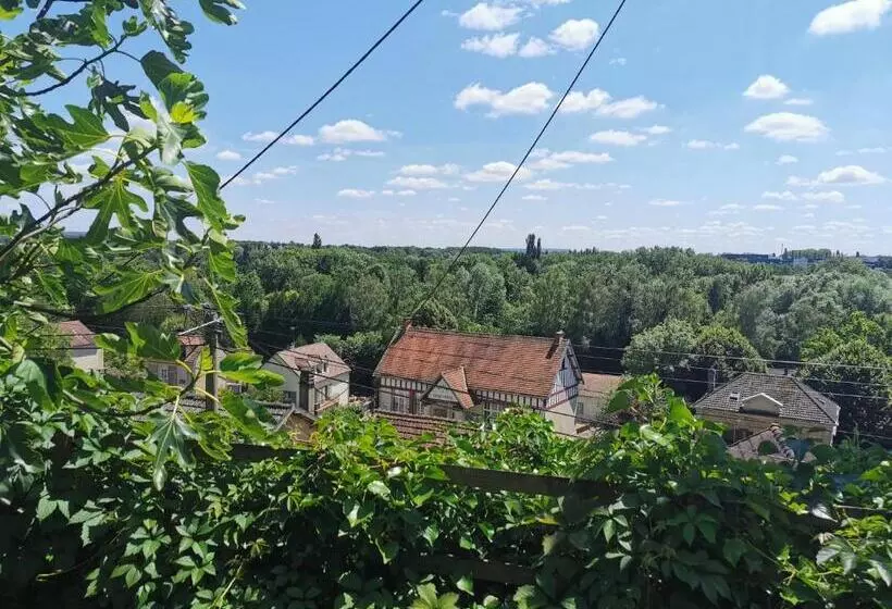 ペンション Le Chalet Des Roses   Auvers Sur Oise
