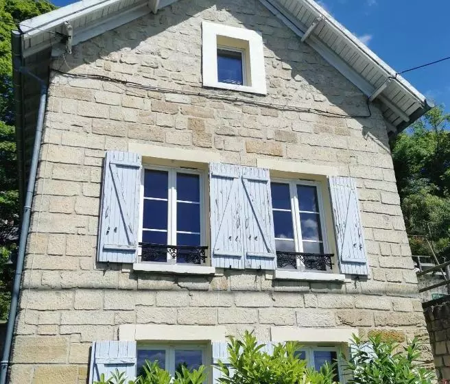 ペンション Le Chalet Des Roses   Auvers Sur Oise