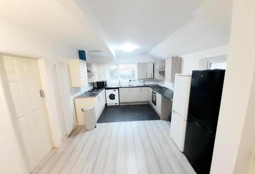 Пансион Double Ensuite Room Free Parking