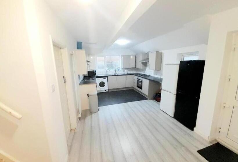 Пансион Double Ensuite Room Free Parking