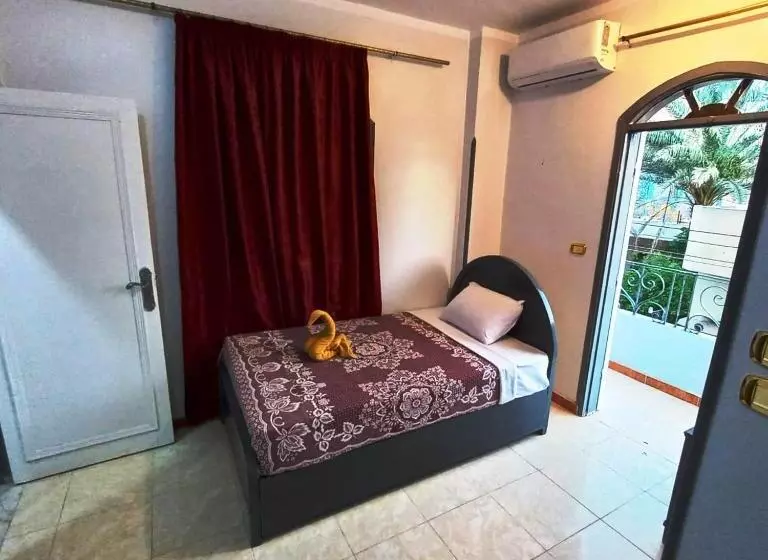 پانسیون Pauline Guest House