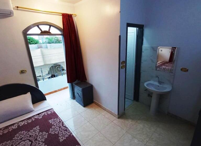 پانسیون Pauline Guest House