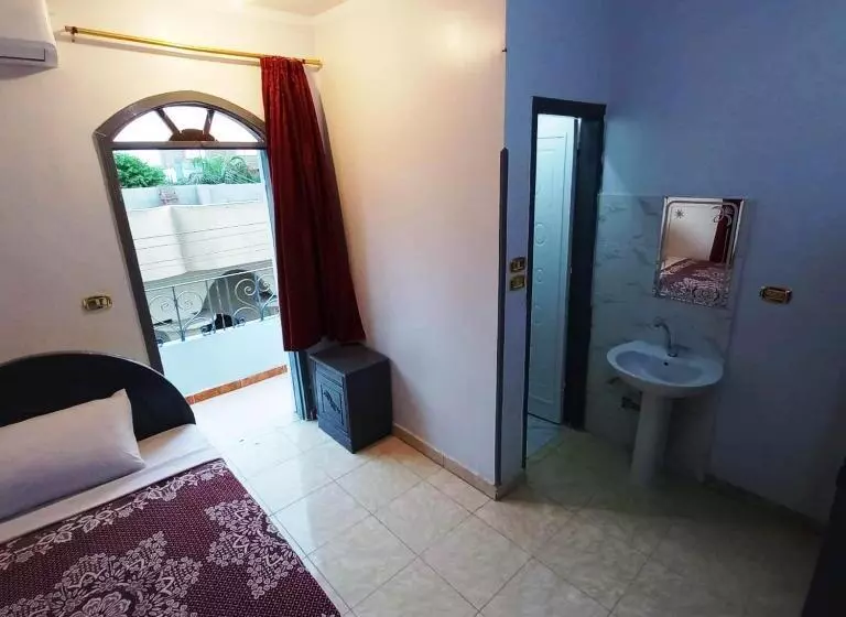 پانسیون Pauline Guest House