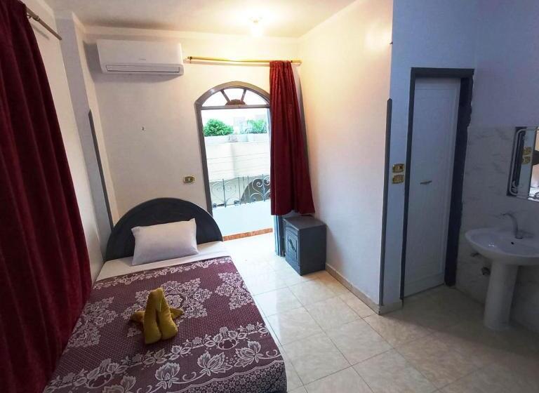 پانسیون Pauline Guest House