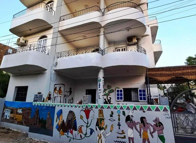 پانسیون Pauline Guest House